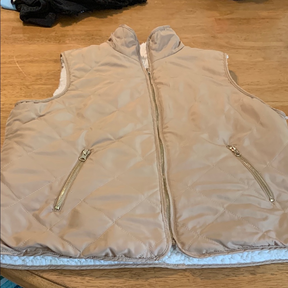 Women's White Sherpa Vest - Picture 3 of 7